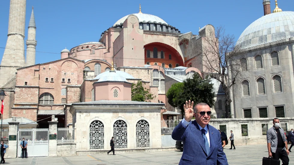Tack och hej! Turkiets president Recep Tayyip Erdogan vinkar framför Hagia Sofia.