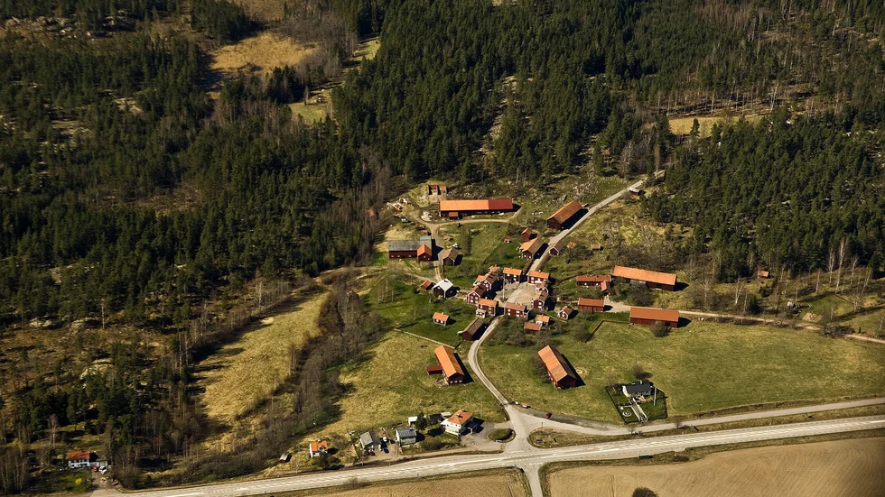 Lunds by med sina gårdsbyggnader samlade i bykärnan. Så såg det ut i många byar i det gamla Sverige, före laga skiftet. Eller så låg husen på rad, som i radbyar på till exempel Öland. 