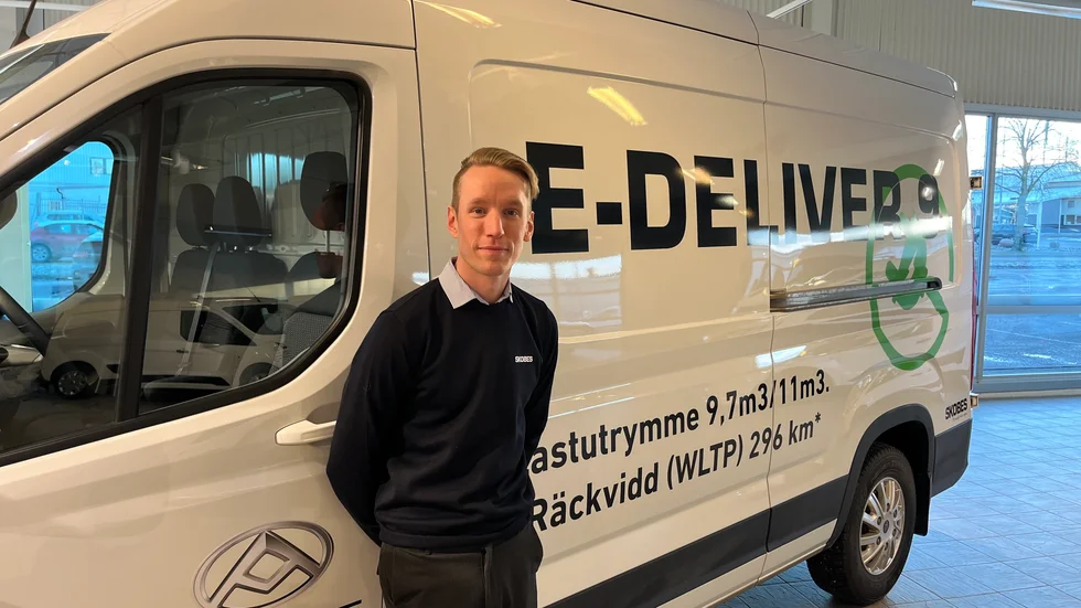 ”Designen på bilarna är väldigt 2023”, säger Jonathan Hartzell, Maxusansvarig på Skobes i Nyköping.