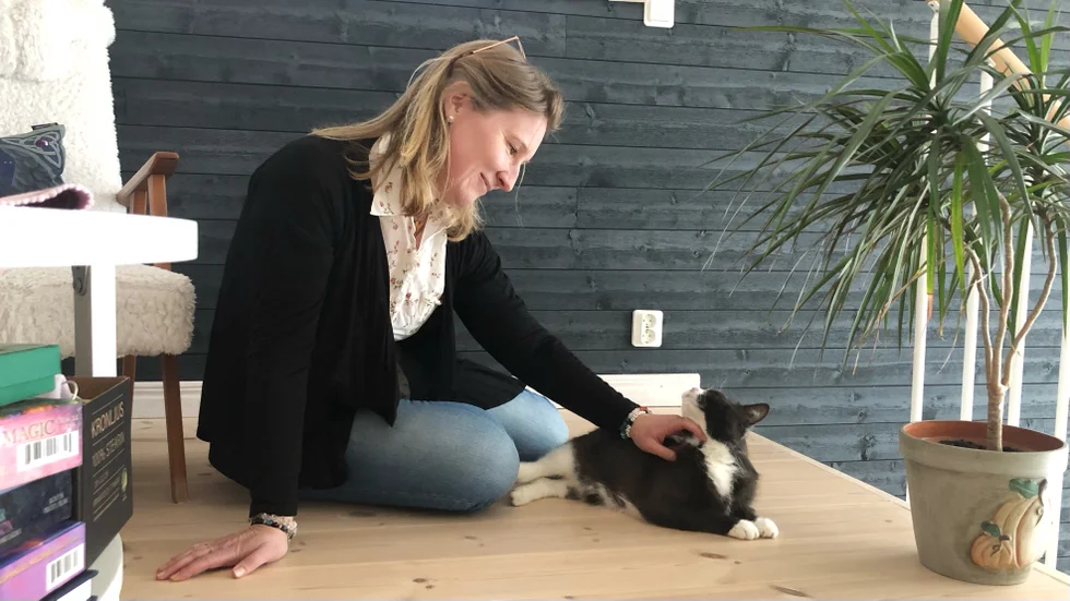 Susanne är certifierad healingterapeut, diplomerad coach i stress, meditation och mindfulness samt certifierad telepatisk djurkommunikatör.