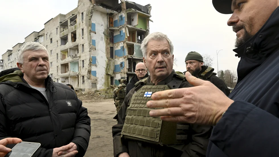 Finlands president Sauli Niinistö bland ruiner i Borodjanka nordväst om Kiev.