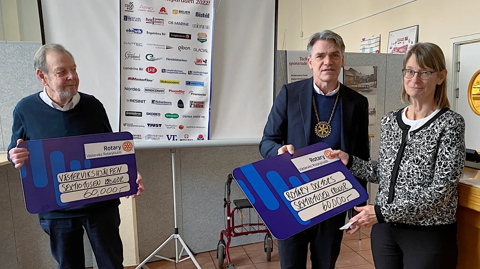 Anders Gunneheim tog emot checken till Västervikshjälpen, som delades ut av Roger Anjou Johansson, president för Rotary Västervik och Karin Håkansson fick ta emot den till Rotary doctors.