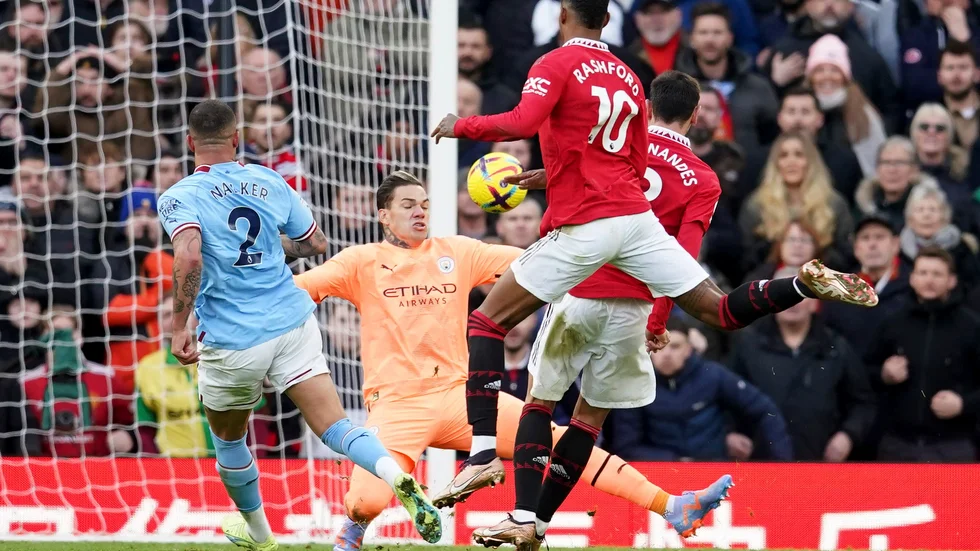 Manchester Uniteds Bruno Fernandes satte kvitteringen i Manchesterderbyt efter att Marcus Rashford släppt bollen i skottögonblicket.
