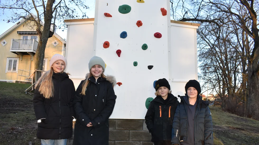 Roligt med en klättervägg, tycker Siri Lindström, Ebba Samuelsson, Axel Samuelsson och Isak Jacobsson, på Källbackens fritidshem.