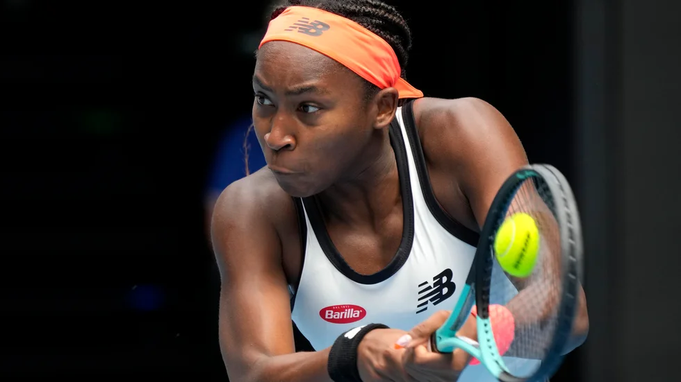 Coco Gauff med en backhand mot Katerina Siniakova i öppningsmatchen i Melbourne.
