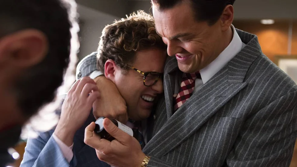 Leonardo DiCaprio och Jonah Hill som ett uppdaterat och extremt dekadent Helan och Halvan-team.