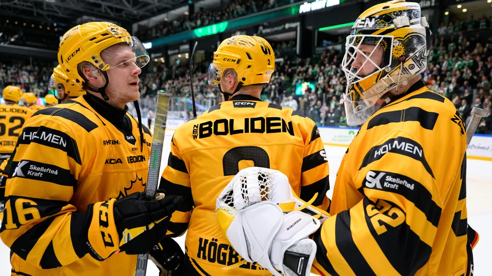 Linus Söderström har en tuff kamp mot Örebros keeper, Jhonas Enroth.