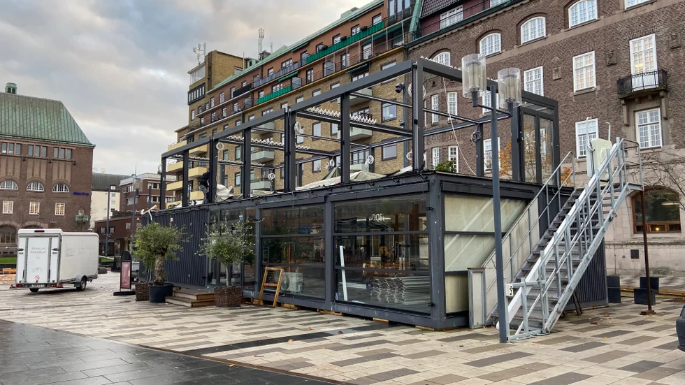 Bygglovet för glashuset gick ut den 31 oktober. På tisdag morgon, två dagar efter att det löpt ut, såg det ut såhär.