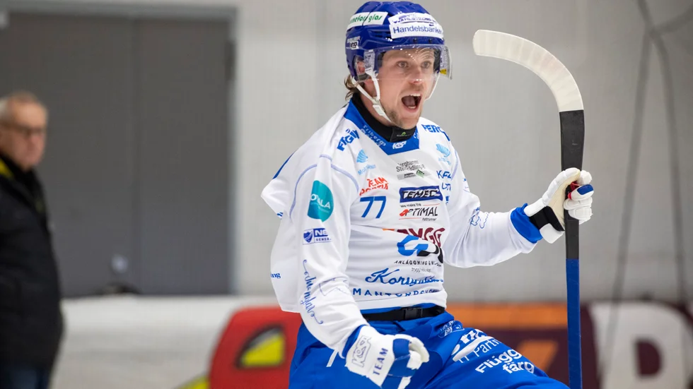 Viktor Hulthammar glädje efter att han pangat i 1-0 till IFK berättar också hur varenda IFK-spelare såg ut efter att laget besegrat Sandviken med 6-3 och tagit första segern för säsongen.