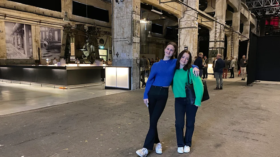 Ebba Almérus och Lina Wall från Platengymnasiet besökte Lokverkstan på tisdagen för att lyssna till visionerna för Motala.