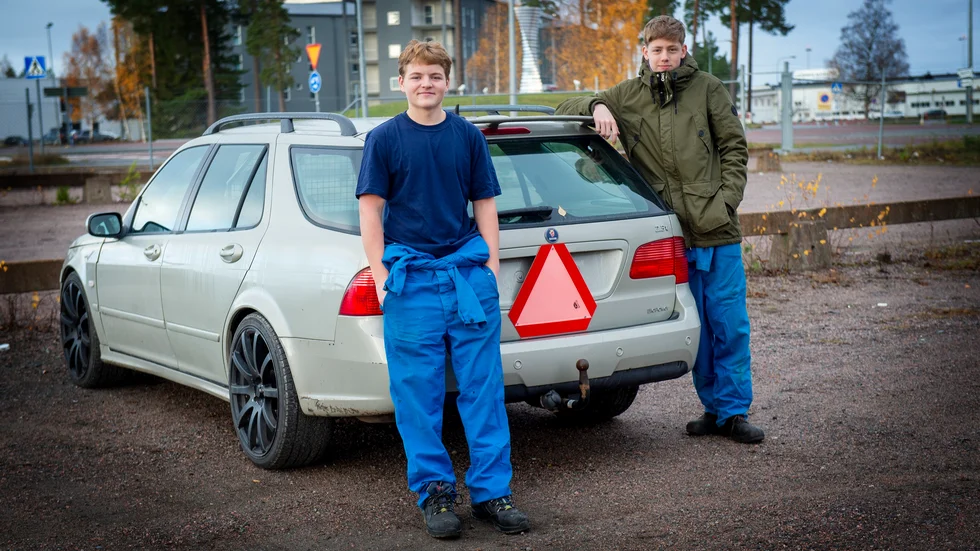 Eskil Lindqvist tycker att det är roligt att köra A-traktor. Men skulle vilja att den fick gå lite fortare än 30, för att inte vara i vägen alltför mycket för annan trafik. Därför tycker kompisen Elvis Sundqvist att moped, som han själv kör, är bättre.