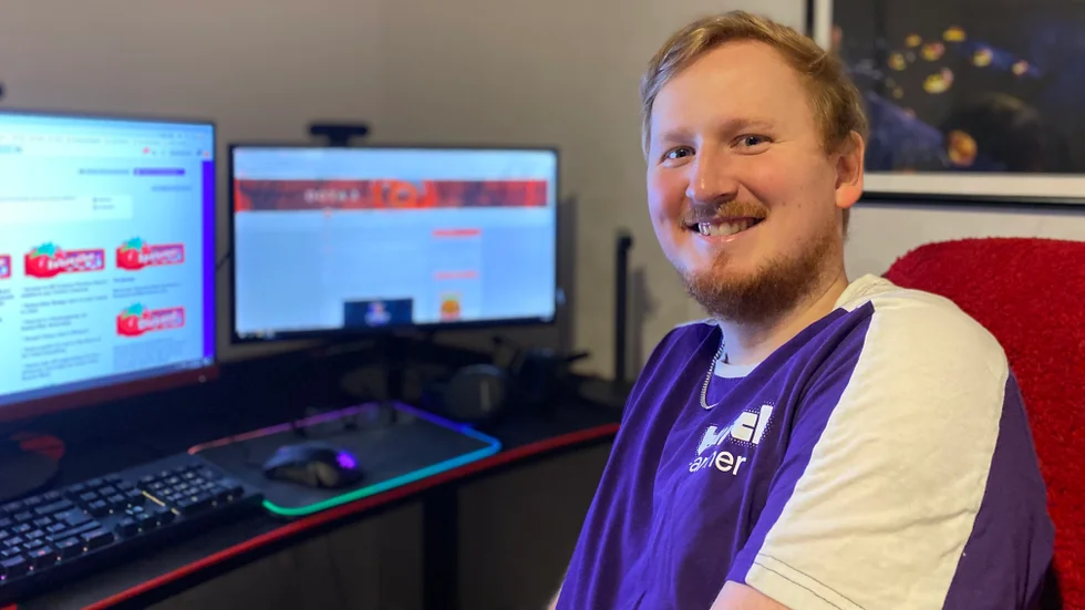 "Path of Exile" är spelet som Hampus "BergerBrush" Berger blev känd för att sända live. Det är mycket teknologi bakom hela operationen med livesändning. Med vissa delar har Hampus tagit hjälp av sin pappa och bror som driver medieföretaget FlexiMedia i Tierp.