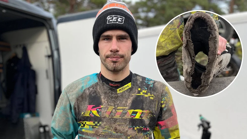 Kim Nilsson på Gotland efter loppet med den sulalösa stöveln infälld. Man ser rakt igenom den.