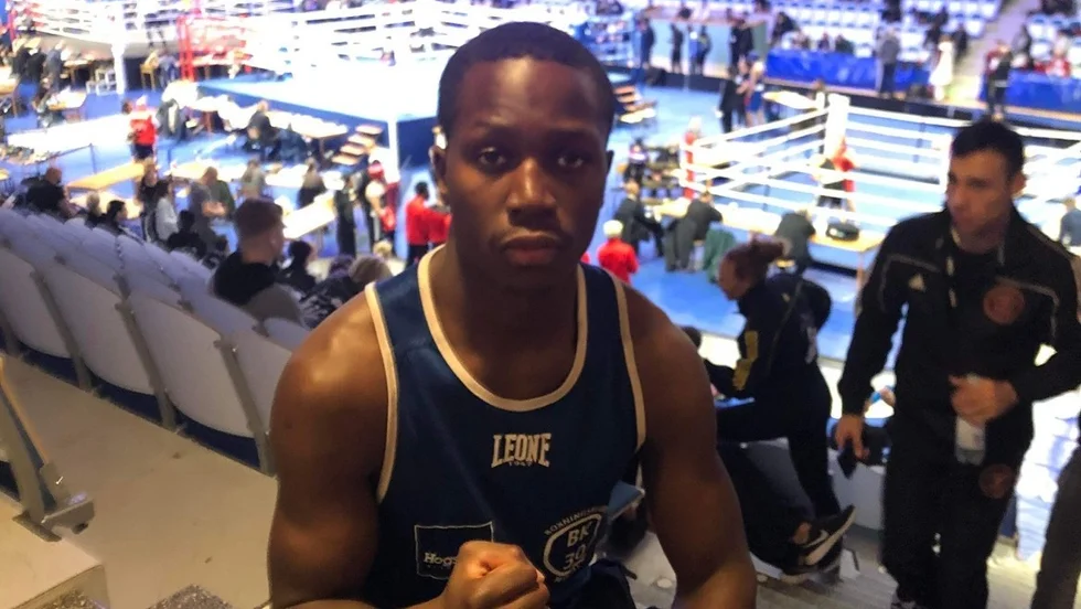 Motalakillen Alvin Warukaga startade i en av världens största herrboxningstävlingar, men förlorade i sin match mot den danske mästaren.