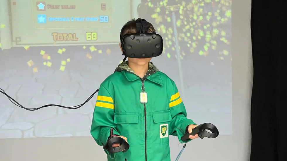 Alex, 11 år, är i den virtuella verkligheten. Just nu smashar han frukt med ett svärd som bara han kan se.