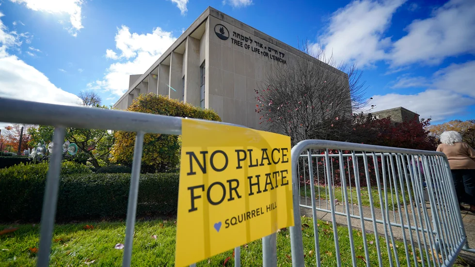 En skylt med fredsbudskap utanför den synagoga i Pittsburgh där elva personer mördades 2018.