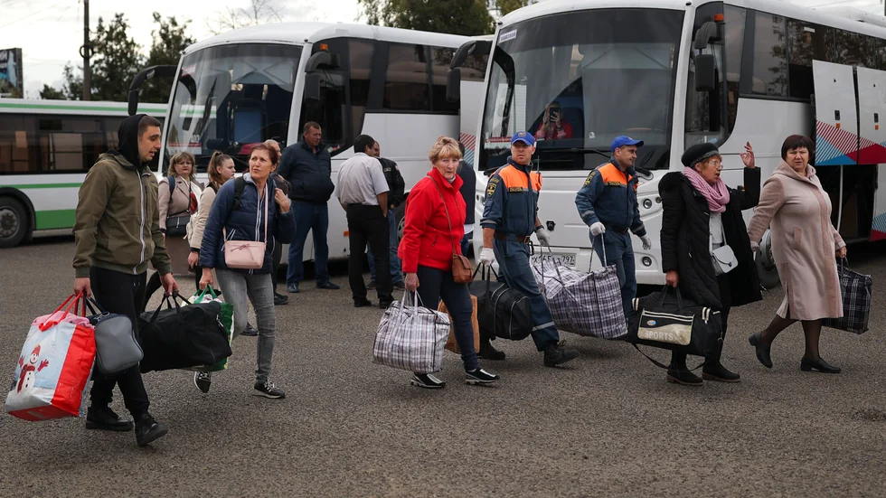 Invånare har uppmanats av Ryssland att lämna regionen Cherson. Ukraina hävdar att många tvångsförflyttas.
