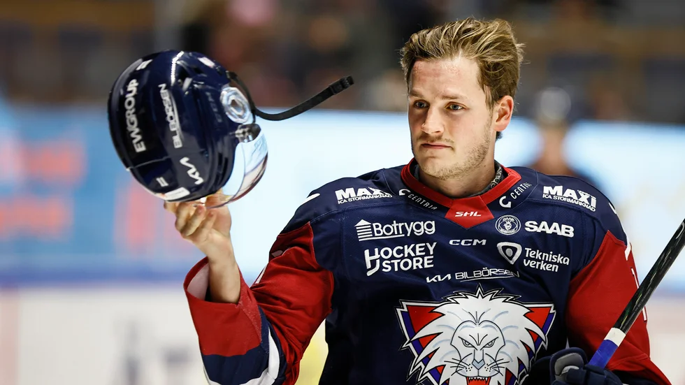 Hatten av. Henrik Törnqvist är redo för ytterligare en match som hockeyproffs. Mot Timrå gjorde han det bra och spelade fram till den situation det blev straff på för LHC och som Broc Little gjorde 1-0 på.