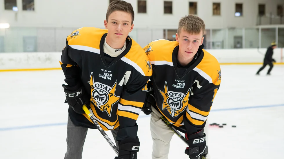 Maifs TV-puckspelare Wiggo Centervad och Hampus Karlsson fick göra A-lagsdebut på söndagen. Bra insatser gjordes i trean mot Falköping.