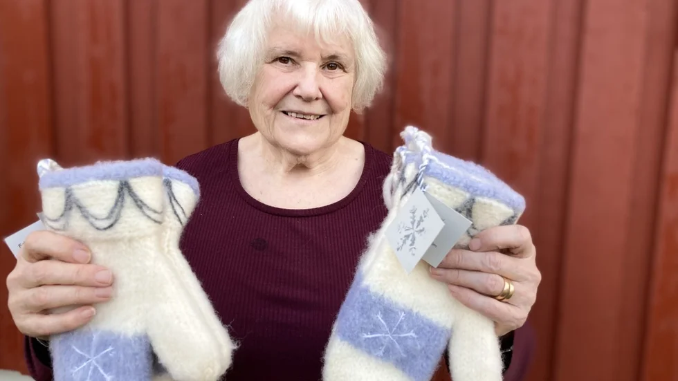 Ulla Hellström håller upp Edeforsvanten.