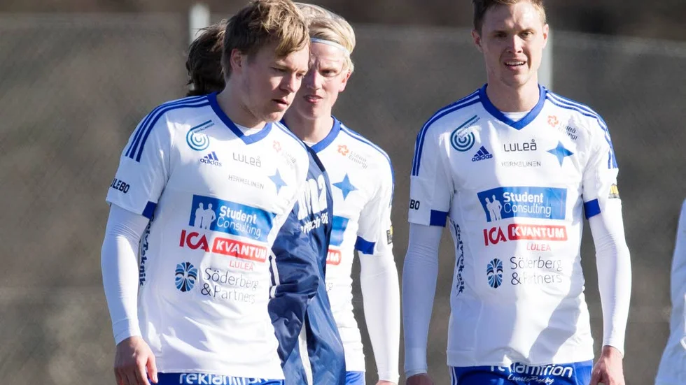 Stannar. Linus Johanson, till höger, stannar ännu en säsong i IFK Luleå.