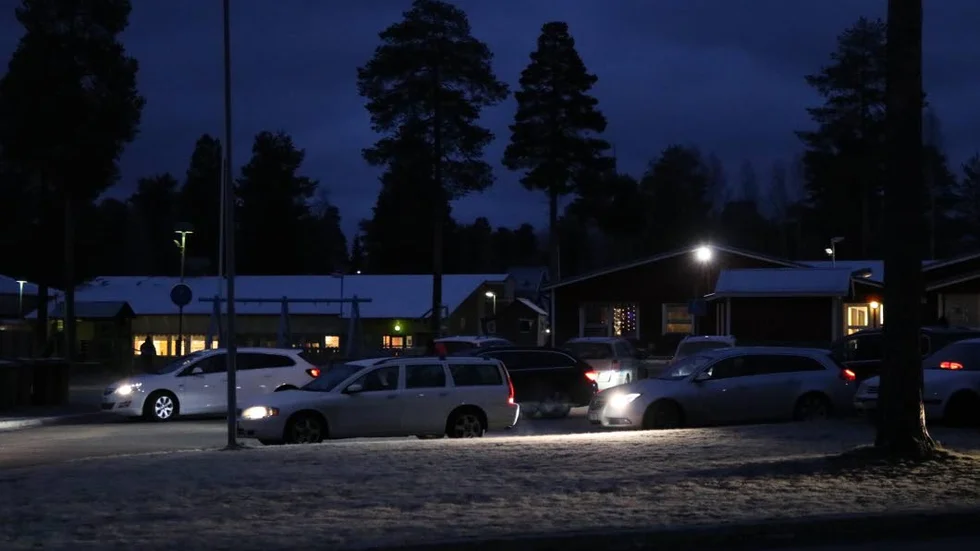 KAOS. Här vid parkeringen kör bilarna huller om buller och tidvis uppstår kaos.