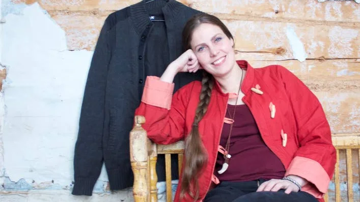 insamling. Elin-Alexandra Sundström med första offerkoftan i den kommande installationen som ska innehålla 37 offerkoftor.