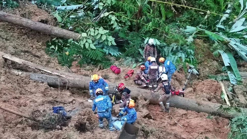 Räddningsmanskap letar i rasmassorna efter dussintals personer som fortfarande saknas efter ett jordskred vid en campingplats fem mil norr om Kuala Lumpur i Malaysia.