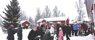 Genuin och mysig julmarknad välkomnar med öppen eld