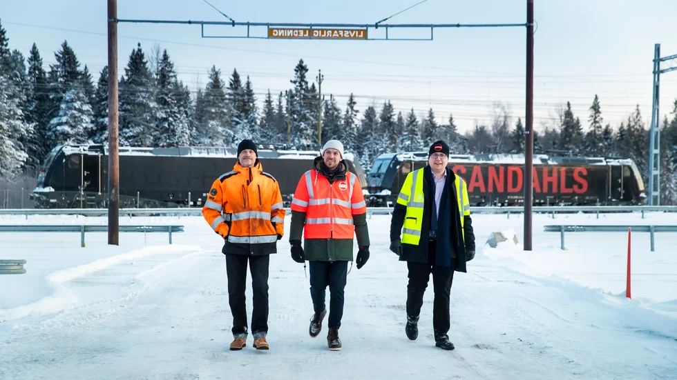 Sandahlskoncernern växlar över till fossilfritt via sju egna eltåg. Daniel Hakkaus, arbetsledare, David Sandahl, vd och Anton Persson, operativ chef var på plats för att vinka av.