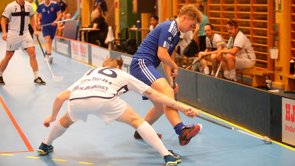 Albin Sjölund med bollen för Örsundsbro IF i en tidigare match i år.