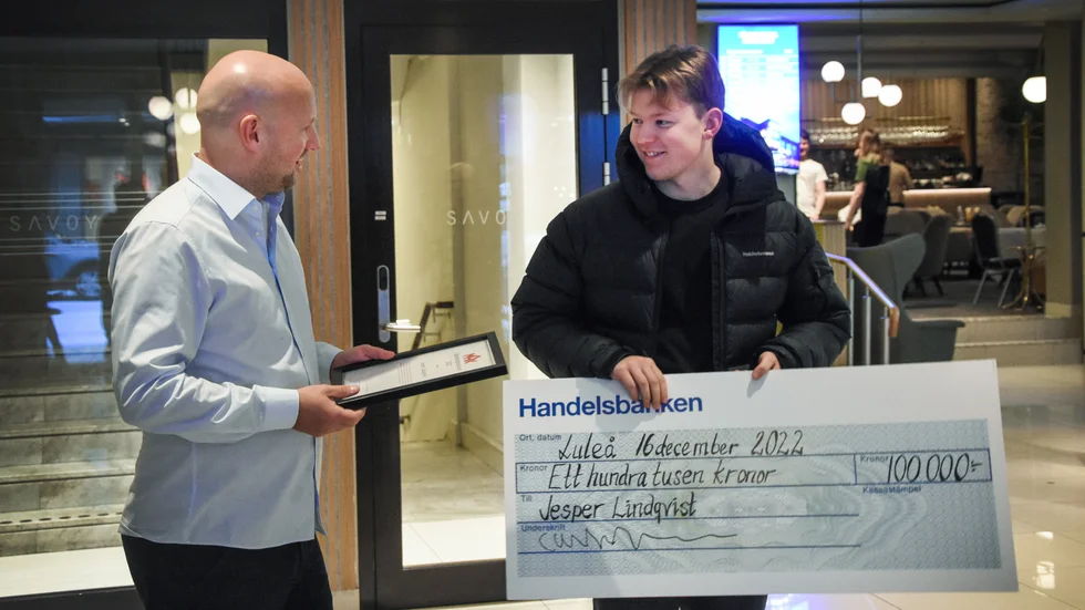 Christoffer Bergfors, vice vd på Max är på väg att lämna över diplomet till Jesper Lindqvist, Boden Friidrott. Lindqvist är vinnare av årets Max-stipendie.