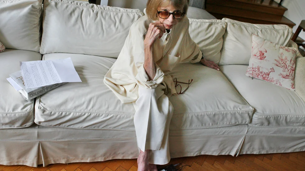 När författaren Joan Didion dog dan före julafton förra året var det en distinkt penna i den amerikanska samtiden som lades ned för gott. Skribenten Kicki Linna ger ett utförligt porträtt av detta författarskap och en tidlös stilikon som dryga 80 år gammal 2015 blev modehuset Célines ansikte utåt. 