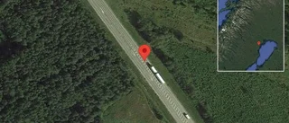Personbil stillastående på E4 - helt stopp i ett körfält