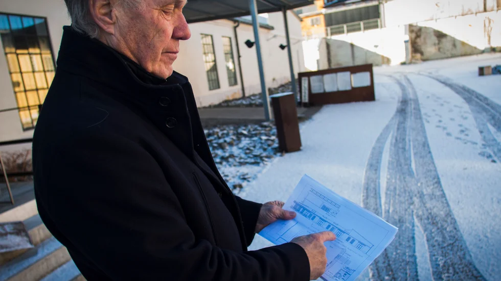 Flera förändringar stundar på bruksområdet i Hälleforsnäs. En butik väntas byta lokal och en lokal äppel- och politikprofil hoppas etablera sig i en annan. Jan-Åke Henriksson visar upp några av ritningarna, ståendes på den så kallade Piazzan.