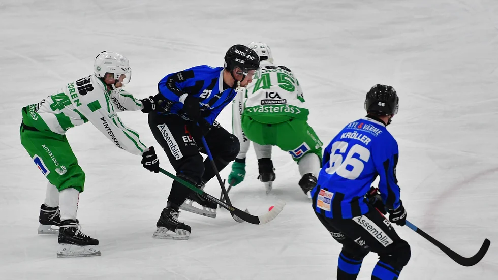 Noa Djäkner dribblar sig fram på VSK:s planhalva. Här är det Christoffer Fagerström (nr 45) som "luras." Stefan Kröller (66) är beredd att rycka in. Djäkner gjorde en bra insats, likson Kröller.