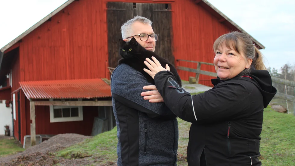 Jörgen och Ann-Charlotte Svensson, här med katten Tån, jobbar inom Tjust grön omsorg på Åsengården i Getterum.