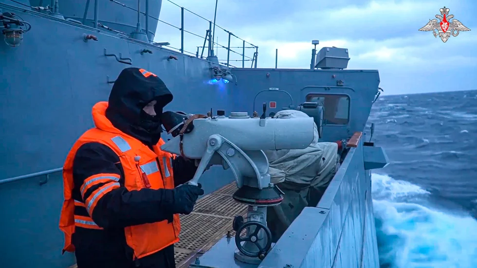 En rysk soldat ombord fregatten Amiral Gorsjkov den 10 januari.