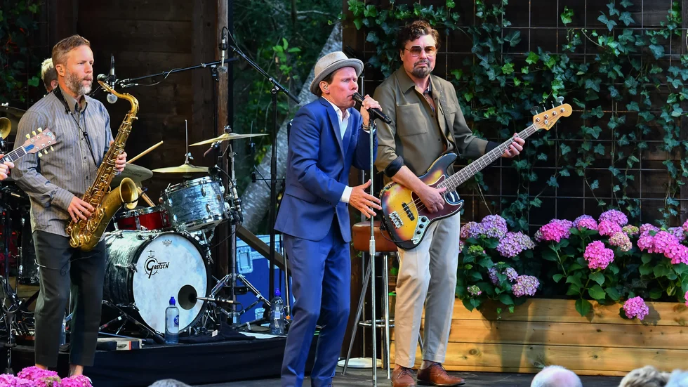 Bo Kaspers Orkester med sångaren Bo Sundström i spetsen spelar i Parksnäckan 13 augusti.
