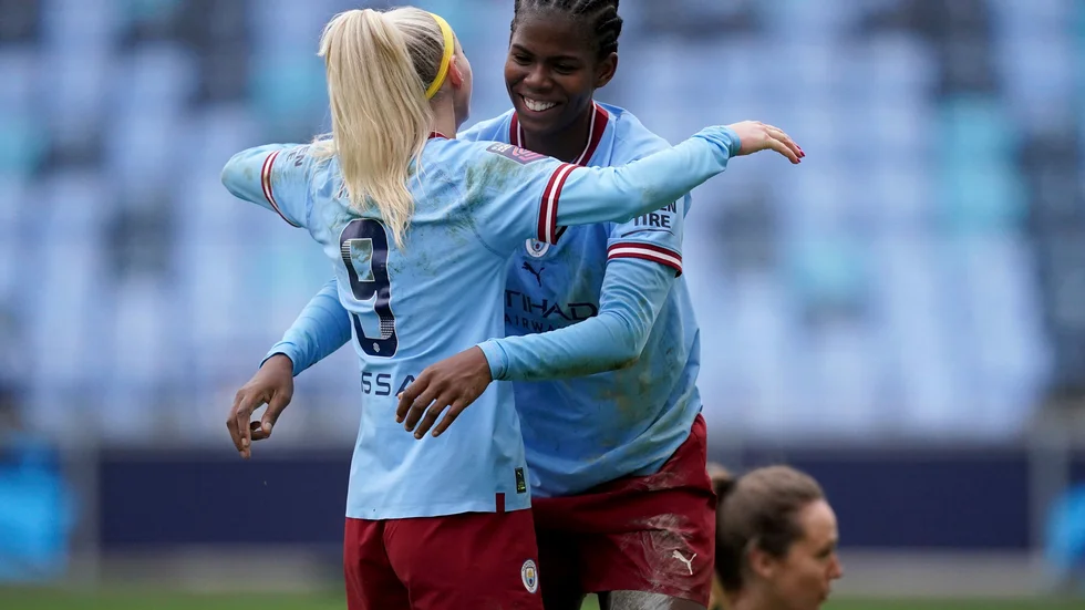 Chloe Kelly, till vänster, och Khadija Shaw, till höger, hade båda stor del i lördagens viktiga seger hemma mot Arsenal i Super League. Arkivbild.