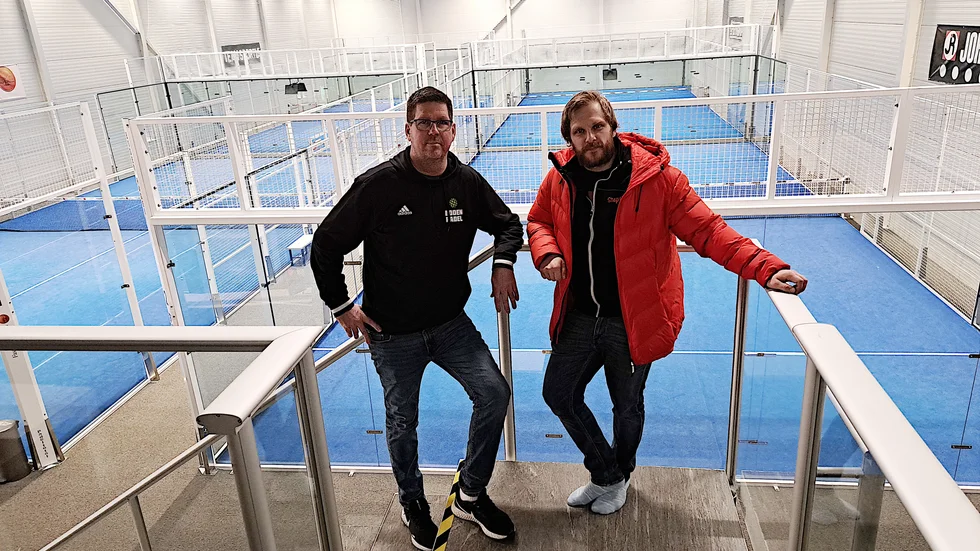 Stora ytor är det inne i padelhallen för ett kommande gym. På bilden syns Mats Wikman, Padelcenter, och Niklas Mannberg, vd för Step In.