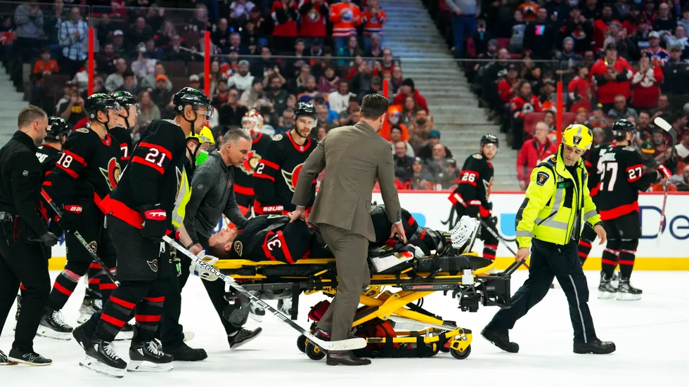 Ottawa Senators svenske målvakt Anton Forsberg blev utburen på bår i NHL-matchen mot Edmonton Oilers.