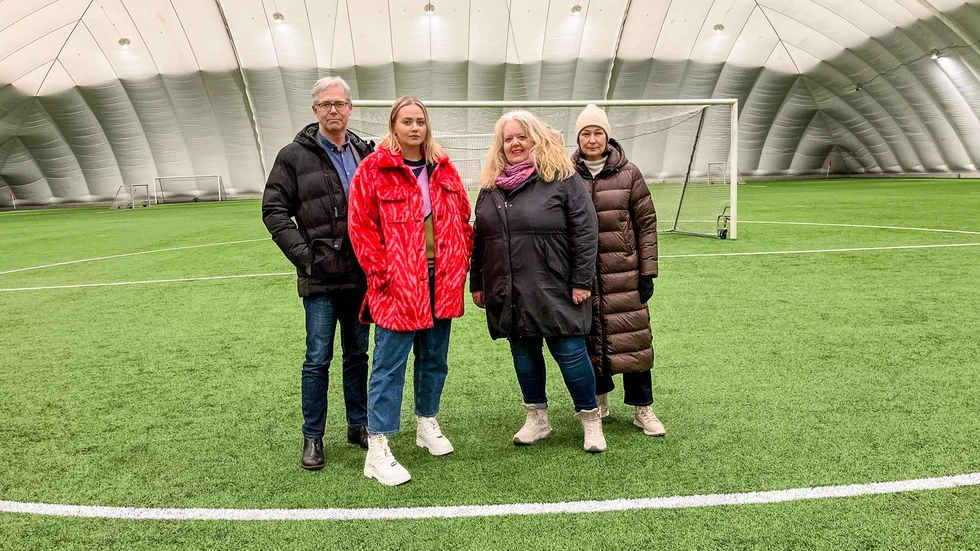 Under onsdagen hölls en pressträff där resultatet av utredningen om en hållbar lösning för den uppblåsbara fotbollshallens presenterades. På plats fanns Leif Vikman på kommunledningsförvaltningen, kommunalrådet Kata Nilsson (S), kultur- och fritidsnämndens ordförande Elisabeth Lindberg och Jenny Axelsson, avdelningschef på kultur, park och fritid.