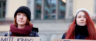 Därför protesterar Lisa och Sarah på torget varje fredag: "Ryker ur öronen"
