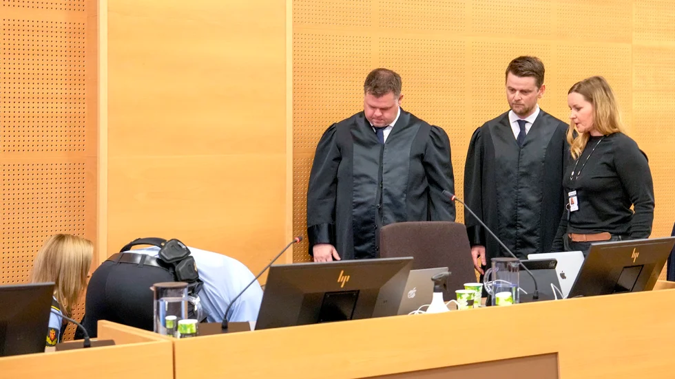 En 52-årig man har dömts till ett långt fängelsestraff för ett mord som begicks år 1995. Han föll ihop på golvet när domen föll.