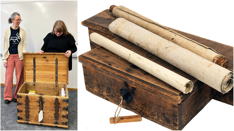 Till vänster ses arkivaren Karin Tjernström och föremålsantikvarien Christelle Fredriksson framför den byakista som eleverna i årskurs 6 på Töreskolan ska fylla med sin egna historiska dokumentation.Till höger ses Björsbyns byakista med en ovanlig form eftersom den även skulle inrymma kartor över byns kollektivt ägda marker.