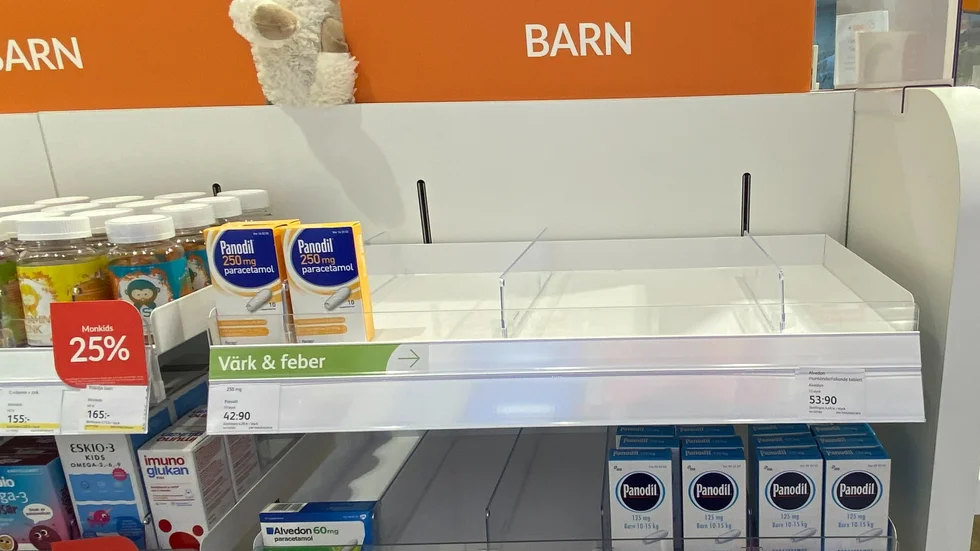 Hyllorna gapar tomma på febernedsättande i flytande form på Doz apotek.