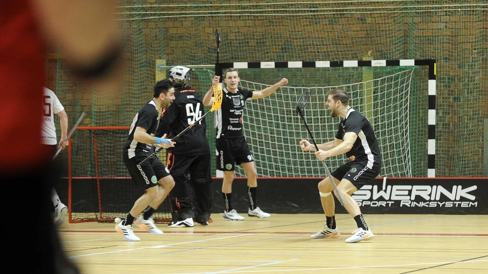 Där satt den. Viktor Palm har just gjort 6–5-målet med enbart tre sekunder till godo. FBC Nyköping tog viktiga tre poäng nu när slutspurten i division 1 startat.