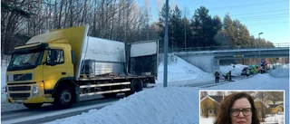 Lastbil körde under låg viadukt – skåpet skalades av