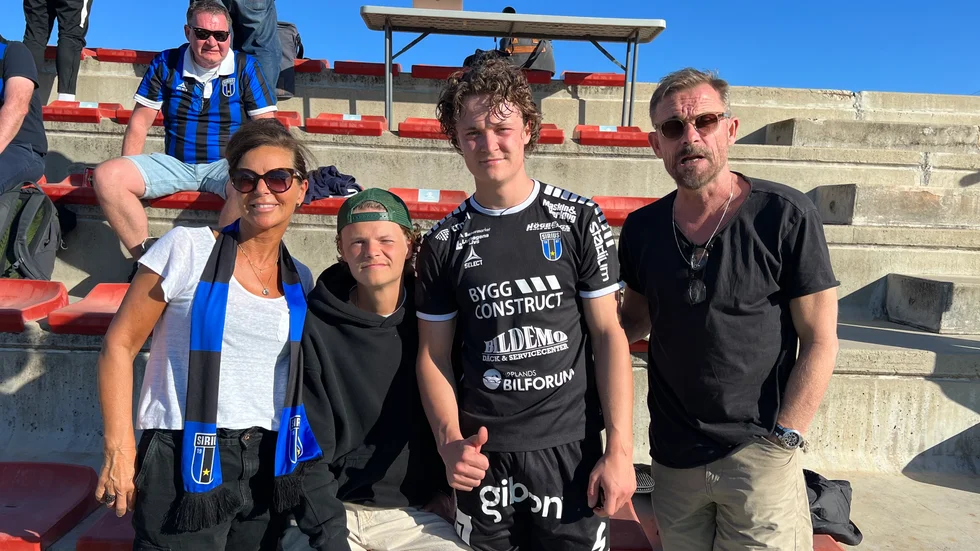 Herman Sjögrell med mamma, bror och pappa.